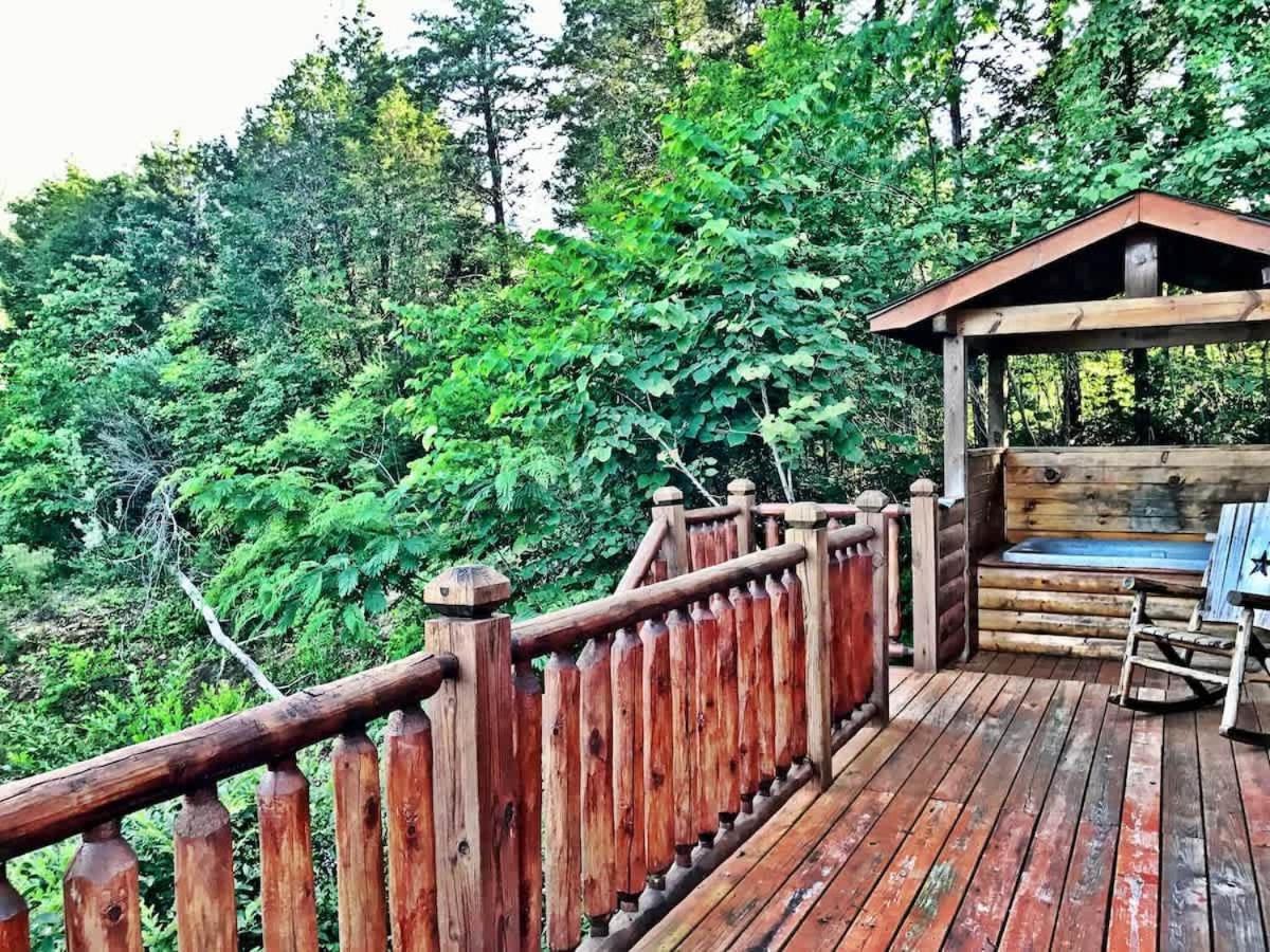 Secluded Cabin Near Smoky Mountains. Hot Tub! Honeymoon! Sevierville Exterior foto