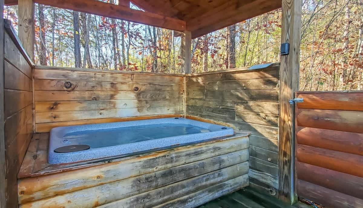 Secluded Cabin Near Smoky Mountains. Hot Tub! Honeymoon! Sevierville Exterior foto