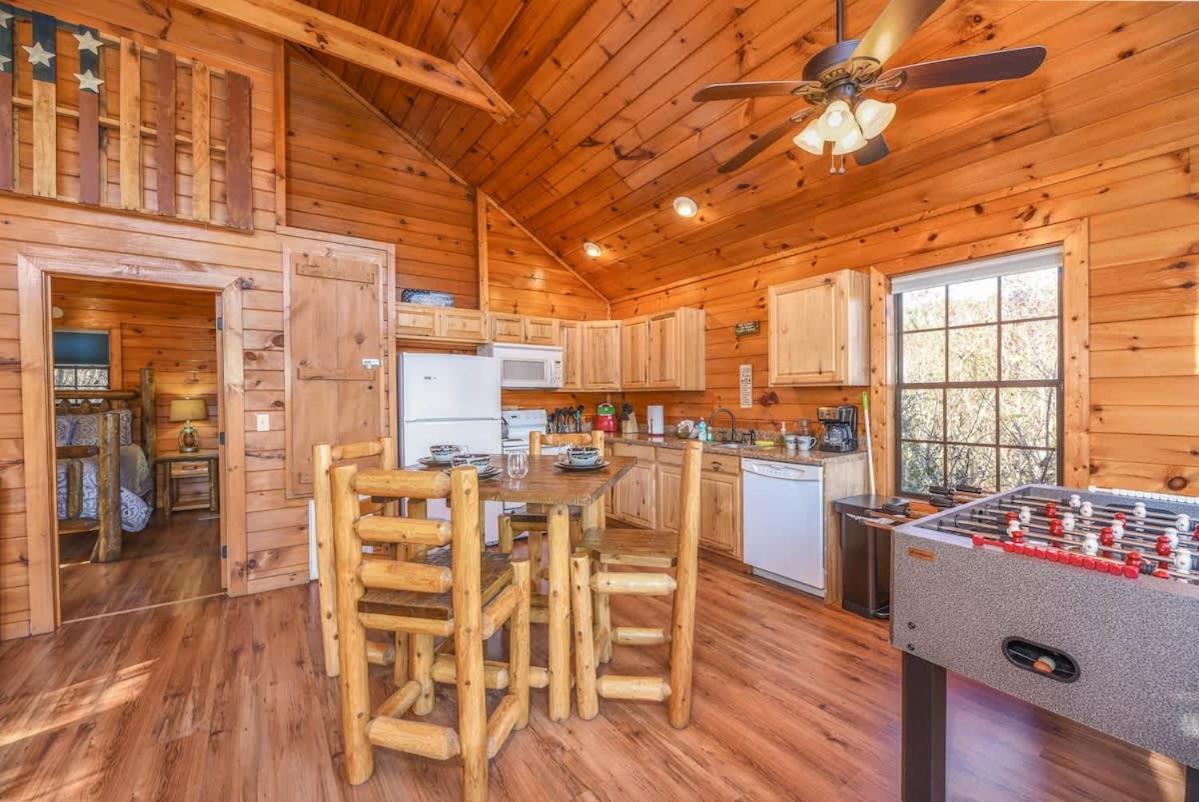 Secluded Cabin Near Smoky Mountains. Hot Tub! Honeymoon! Sevierville Exterior foto