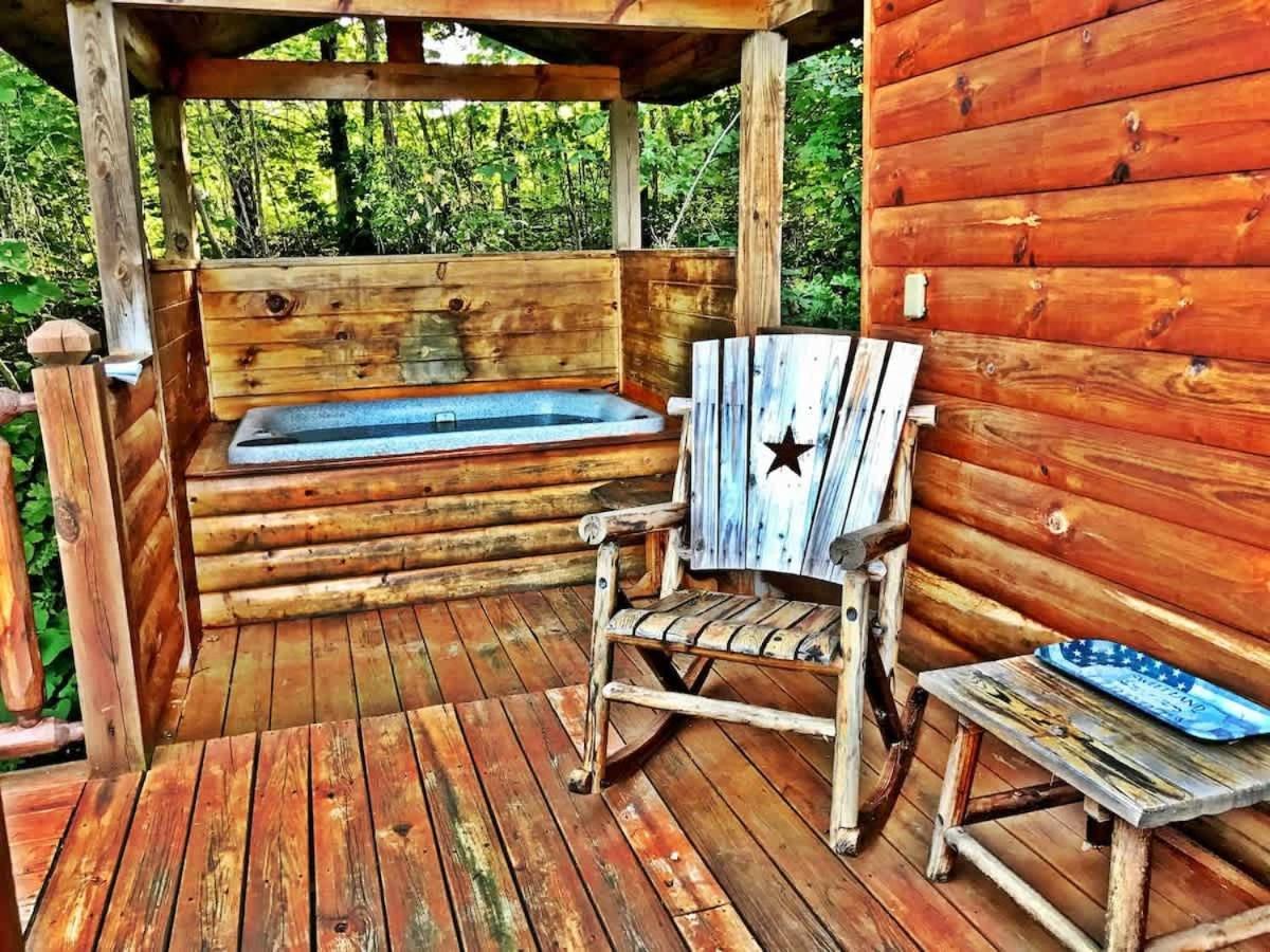 Secluded Cabin Near Smoky Mountains. Hot Tub! Honeymoon! Sevierville Exterior foto